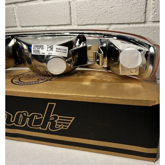 eagle eyes parking lamp 99-02 silverado 00-06 Suburban/Tahoe right side - Picture 4 of 10